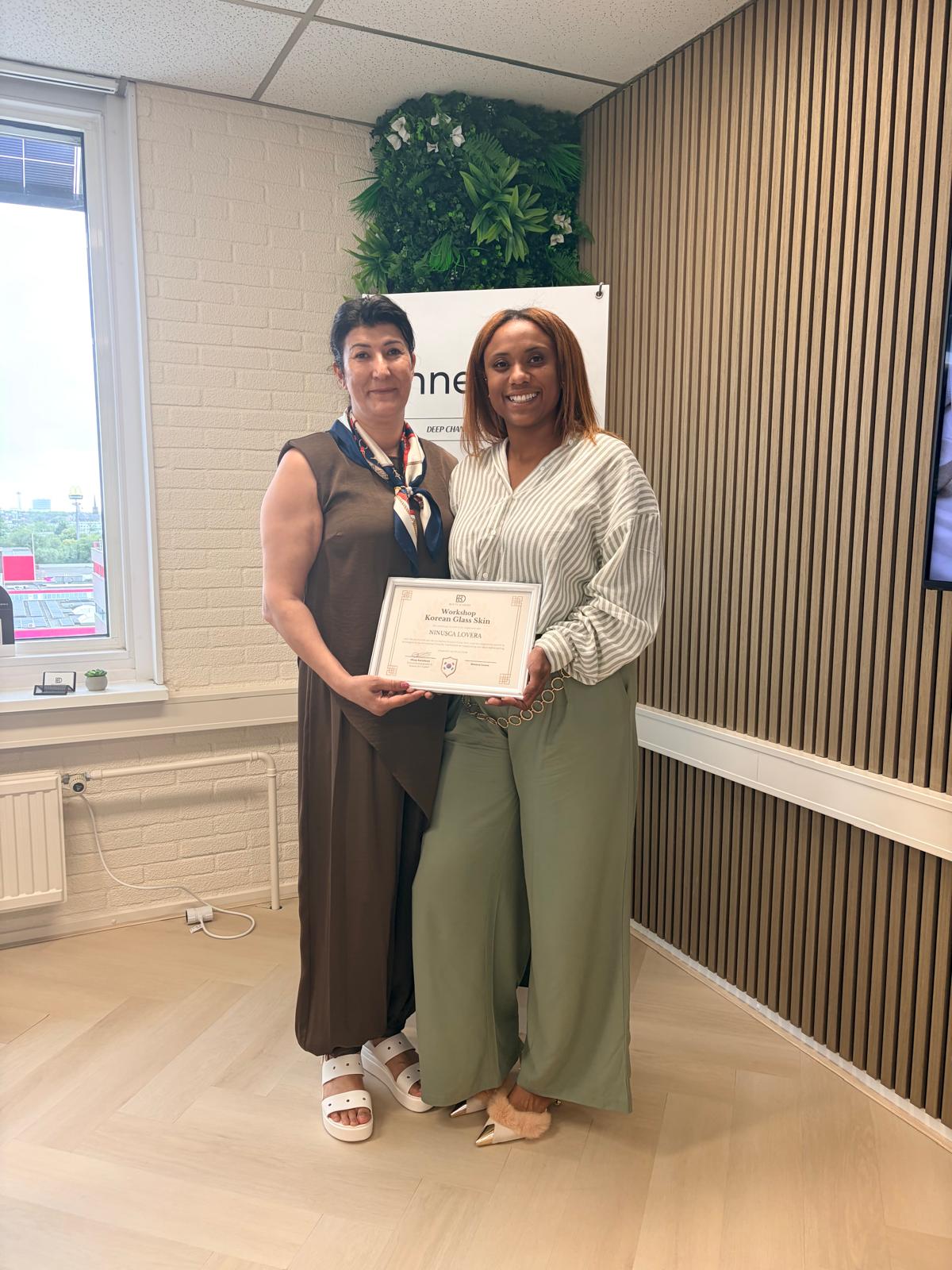 Ninusca Lovera naast een cursist met certificaat